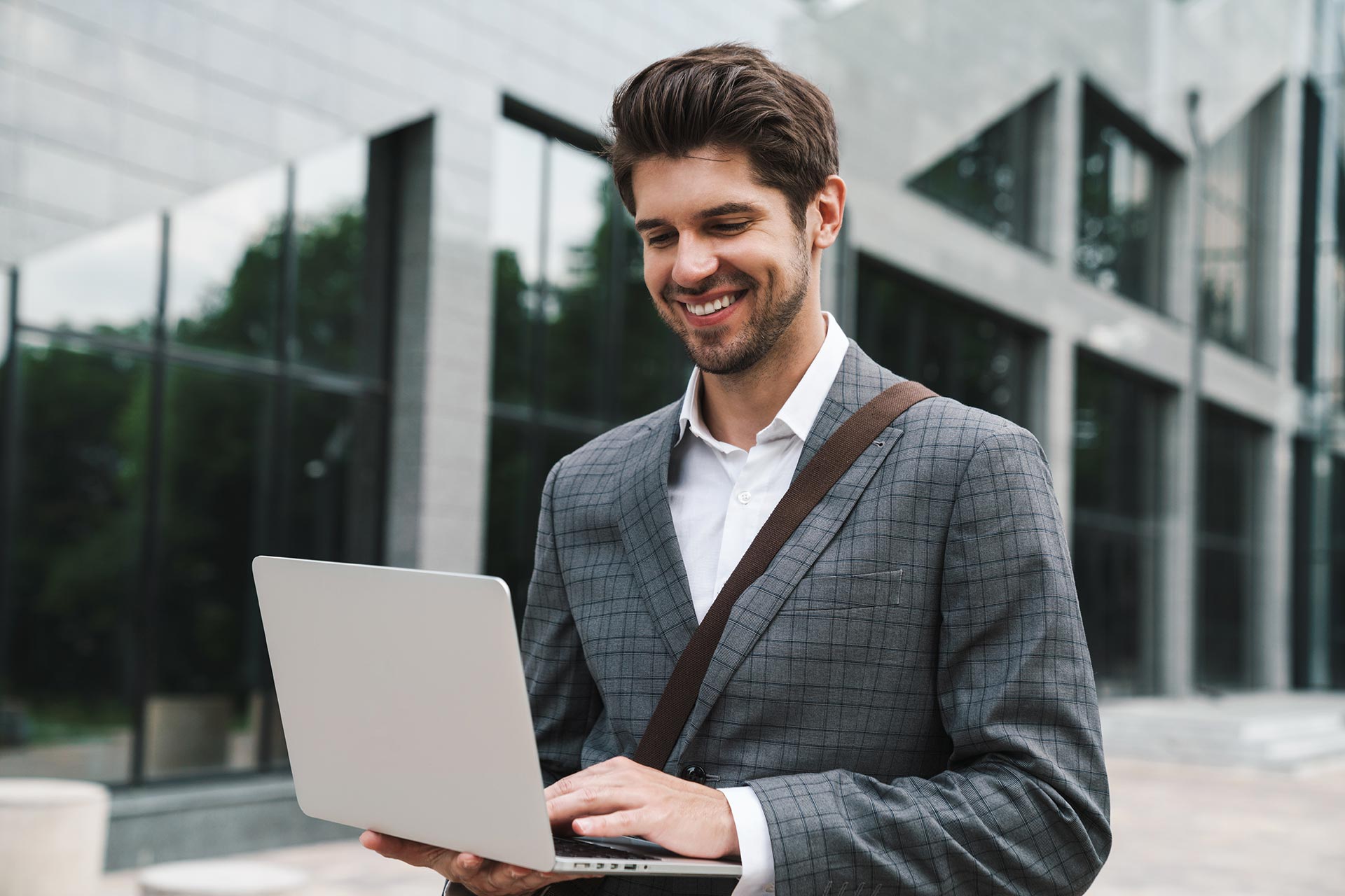 optimistic-handsome-business-man-using-laptop-2021-08-29-02-45-20-utc.jpg optimistic-handsome-business-man-using-laptop-2021-08-29-02-45-20-utc.jpg